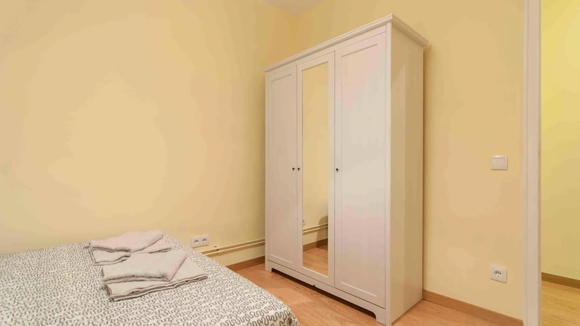 Go Bcn Apartments - Castillejos Barselona 0*,  İspanya